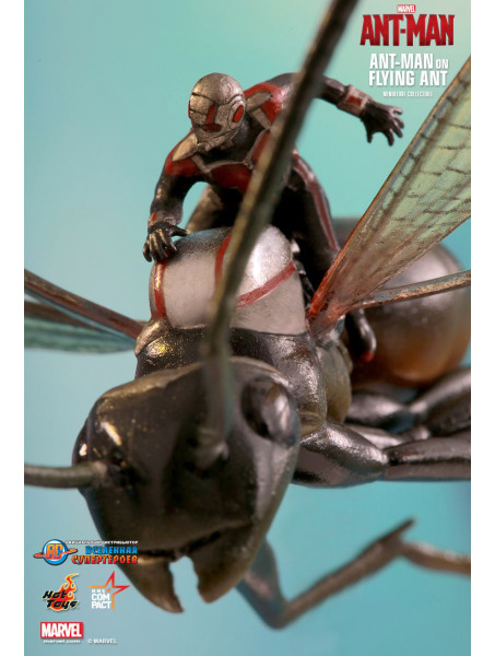 Коллекционная фигурка Человек-Муравей на летающем муравье от Hot Toys